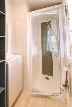 Bathroom - ZEcamping 3* piscine chauffée toboggans locatif TV 31m2 6 pers (Surgères)