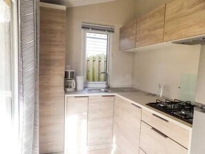 Fridge, microwave, stovetop