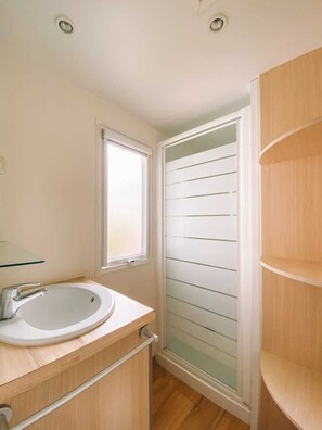 Bathroom - ZEcamping 3 étoiles dog friendly tennis piscine chauffée (Surgères)