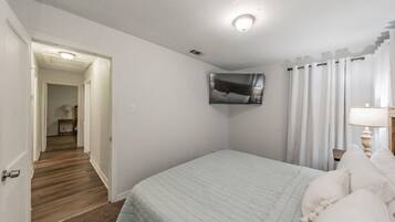 3 bedrooms, iron/ironing board, free WiFi, bed sheets