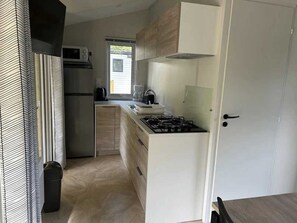 Køleskab, mikrobølgeovn, kogeplade, brødrister