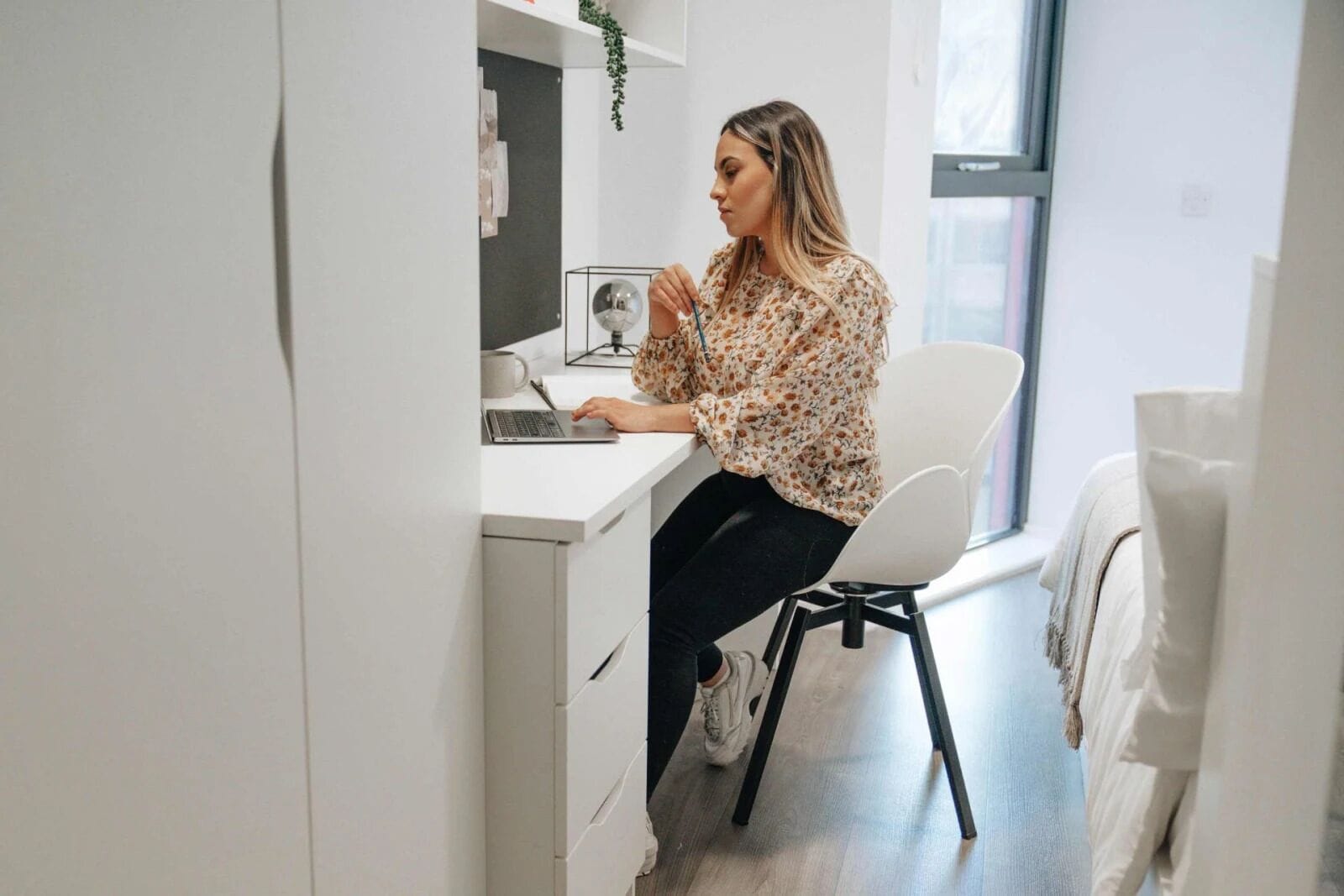 Cortinas blackout, wifi gratis y ropa de cama 