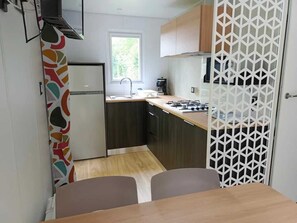 Réfrigérateur, micro-ondes, plaque de cuisson, grille-pain