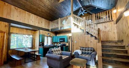 Lovely cabin with WiFi in charming Speculator