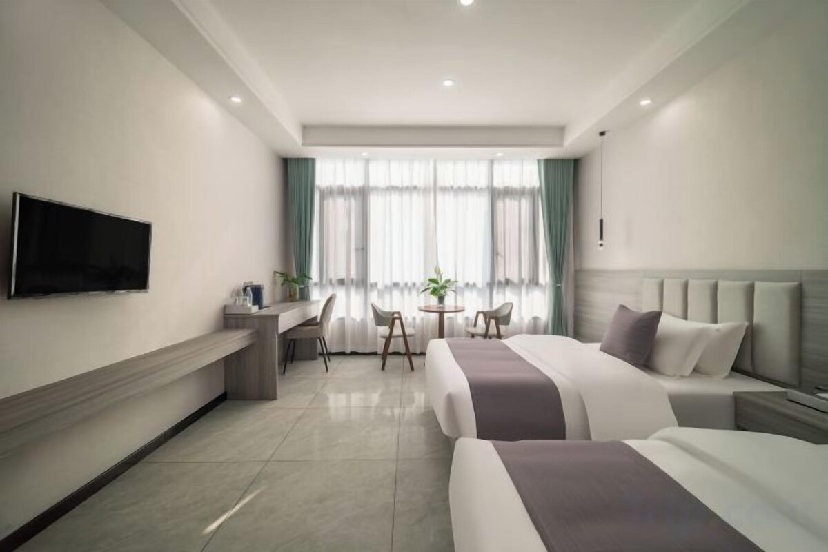 Elegant 2-bed Room