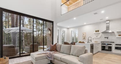 The Hide - Peaceful forest retreat just minutes from the city.