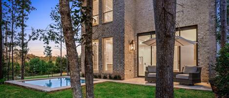 Een buitenzwembad en een verwarmd zwembad