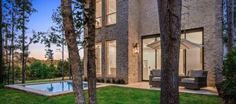 The Hide - Peaceful forest retreat just minutes from the city.