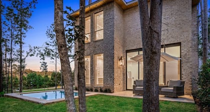 The Hide - Peaceful forest retreat just minutes from the city.