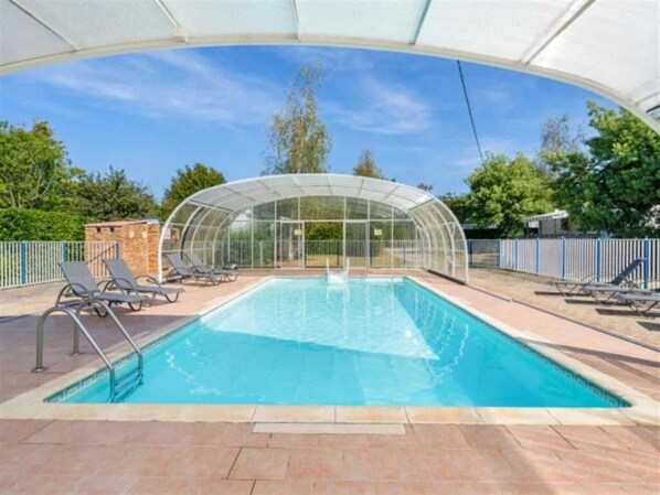 من حمّامات السباحة المغطاة، حمّام سباحة مُدفَّأ