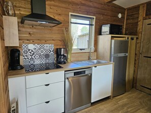 Fridge, microwave, stovetop, dishwasher