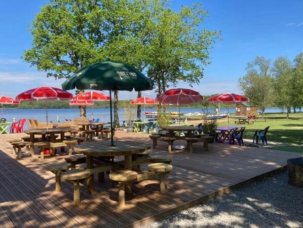 Outdoor dining - Camping 3 étoiles - ccbbdhc (Priziac)