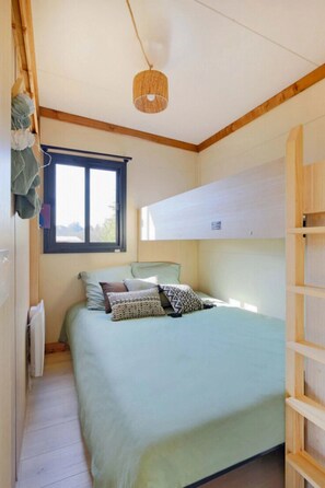 2 bedrooms, WiFi - ZEcamping 4* animé piscine couverte chalet TV 30m2 5 pers (Vic-sur-Cère)