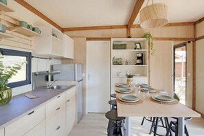 Réfrigérateur, micro-ondes, plaque de cuisson, tables à manger