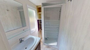 Bathroom - ZEcamping 4 étoiles familial piscine couverte locatif TV 31m2 (Vic-sur-Cère)