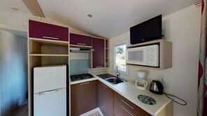Fridge, microwave, stovetop