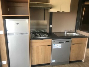 Kühlschrank, Mikrowelle, Herdplatte, Geschirrspüler