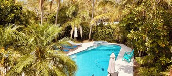 10 Beds/Private Tropical Pool/4Bikes/Beach Gear/Grill/Walk to Beach & Pickleball