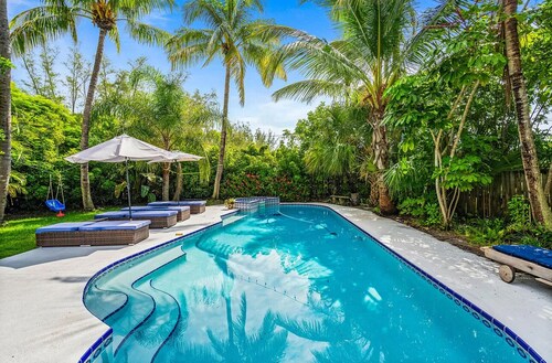 10 Beds/Private Tropical Pool/4Bikes/Beach Gear/Grill/Walk to Beach & Pickleball
