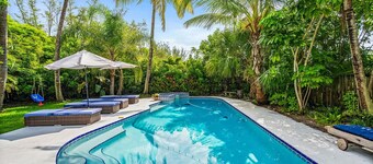 10 Beds/Private Tropical Pool/4Bikes/Beach Gear/Grill/Walk to Beach & Pickleball