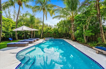 10 Beds/Private Tropical Pool/4Bikes/Beach Gear/Grill/Walk to Beach & Pickleball