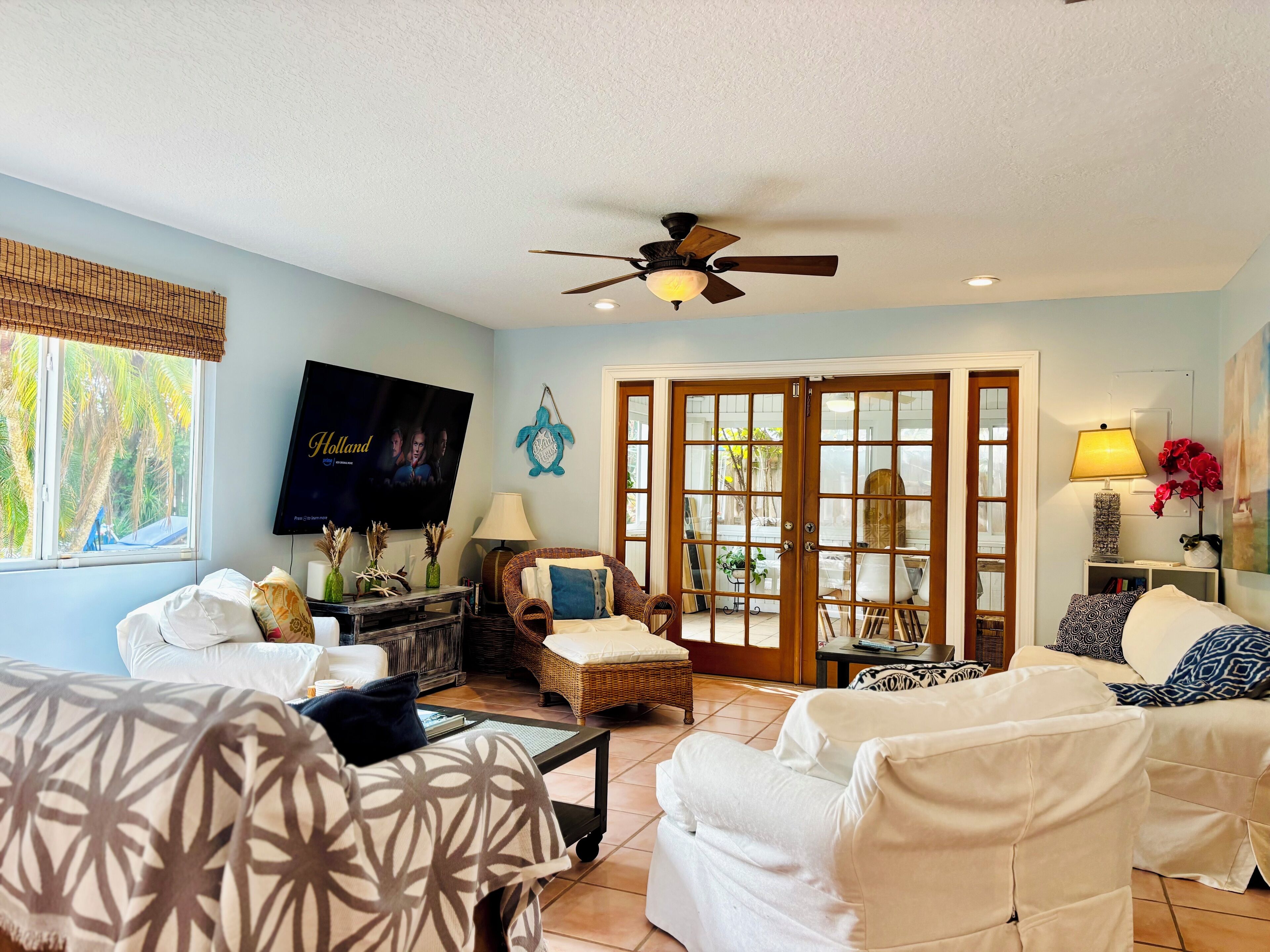 Smart-TV, DVD-spiller, bordtennis og bøker