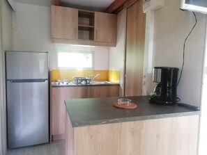 Fridge, microwave, stovetop