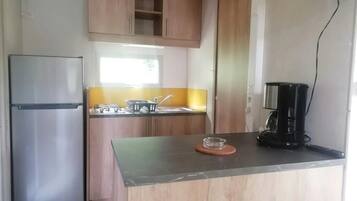 Réfrigérateur, micro-ondes, plaque de cuisson