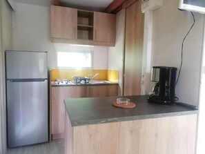 Réfrigérateur, micro-ondes, plaque de cuisson