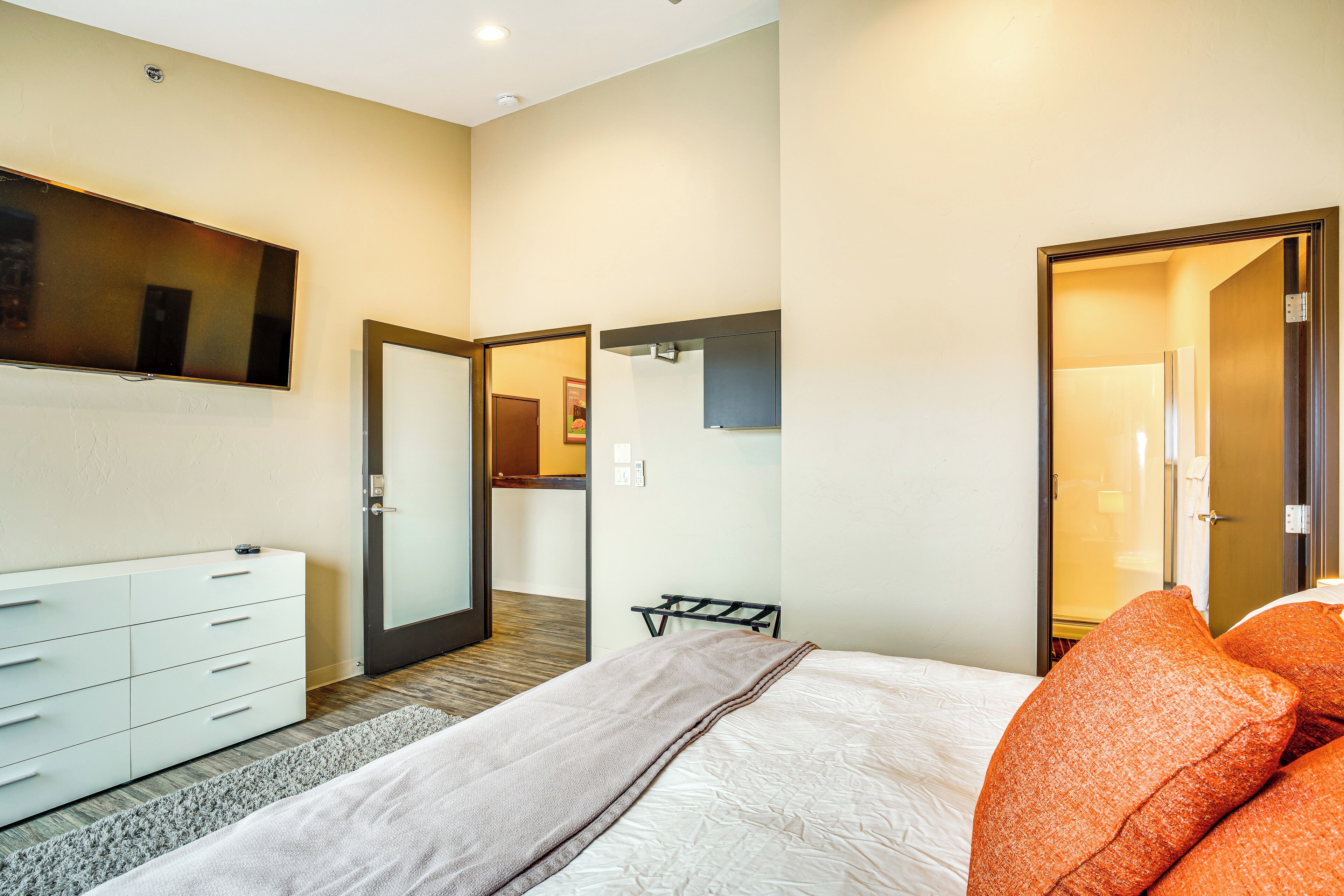 4 bedrooms, internet, bed sheets