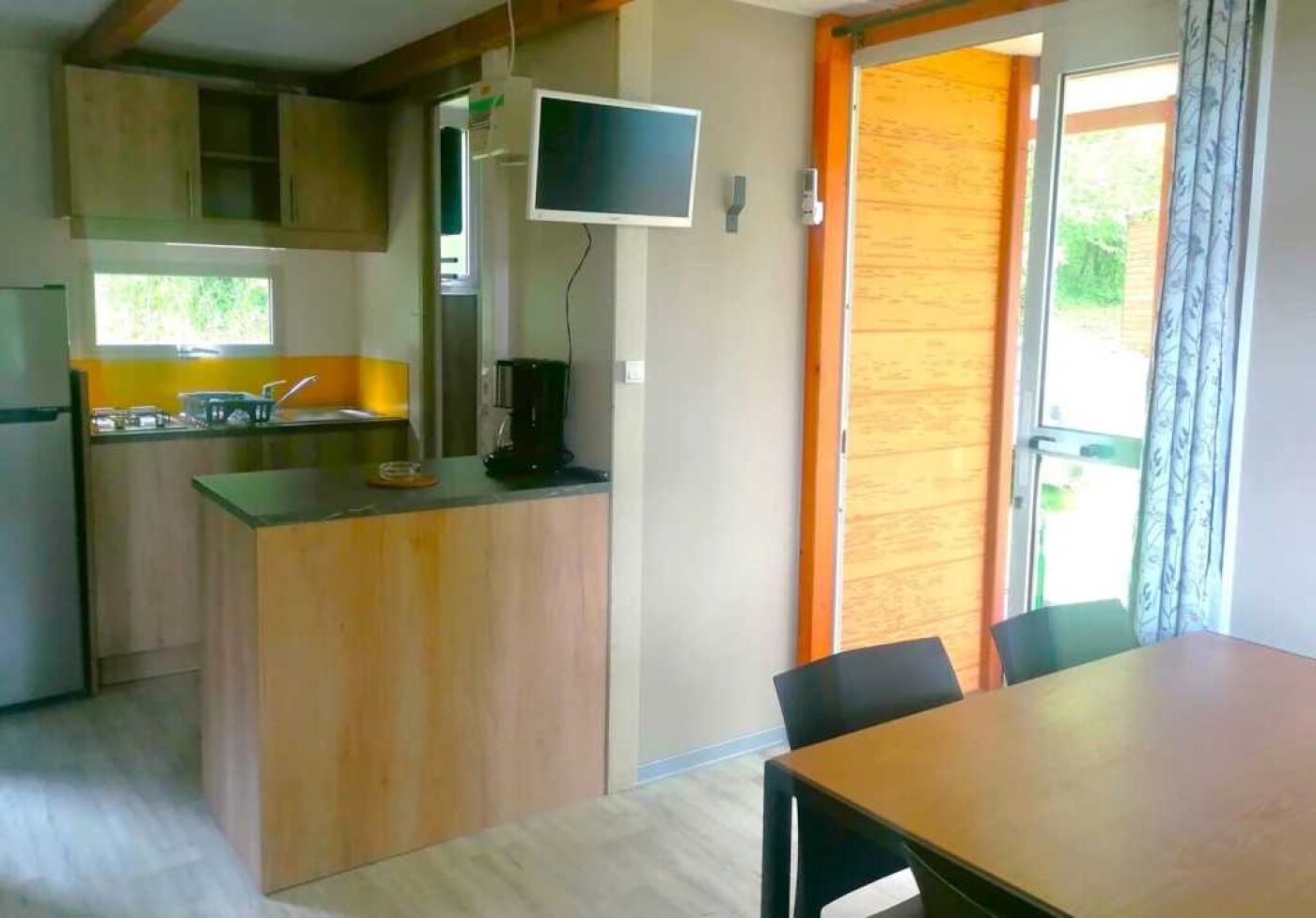 Een koelkast, een microgolfoven, een kookplaat