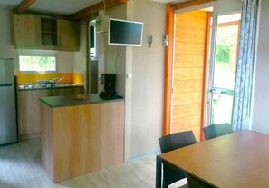 Réfrigérateur, four à micro-ondes, surface de cuisson