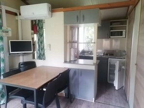 Dining - ZEcamping 4 étoiles piscine dog friendly animations chalet TV BBQ clim (Saint-Gaultier)