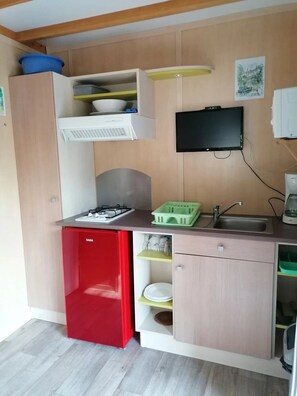 Fridge, microwave, stovetop