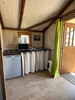 Een koelkast, een microgolfoven, een kookplaat, een broodrooster