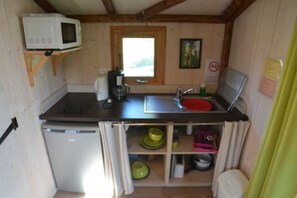 Refrigerador, microondas, placa de cocina