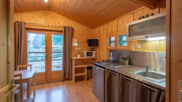 Fridge, microwave, stovetop