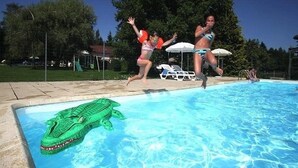 Een zwembad met een opblaasbaar krokodil.