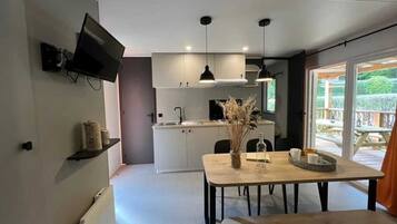 Jääkaappi, mikroaaltouuni, liesi