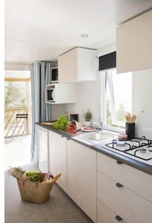 Fridge, microwave, stovetop - Camping 4 étoiles - Piscine  - ccbbdhe (Aramits)