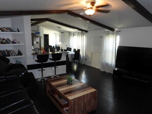 Smart-TV, Kamin, Tischfußball, Tischtennisplatte