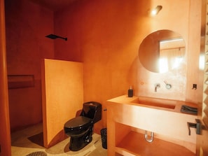Serviettes fournies, savon, shampoing, papier toilette
