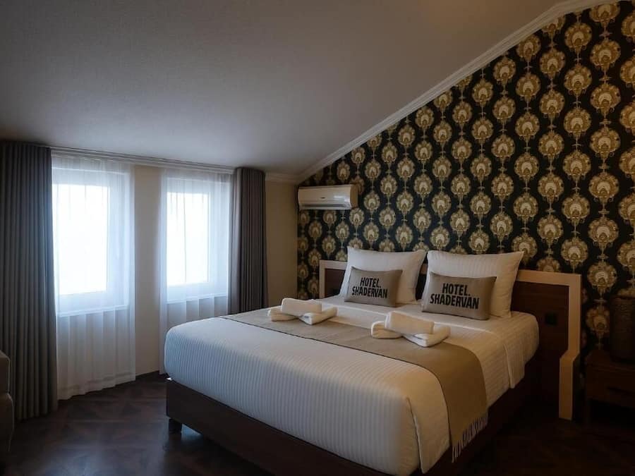 Escritorio, espacio para trabajar con laptop y wifi gratis