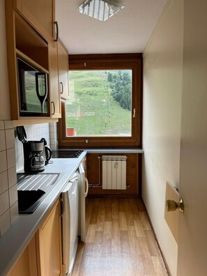 Fridge, microwave, oven, dishwasher - 50m from ski slopes, 14th floor, balcony, 41m², La Plagne (La Plagne)