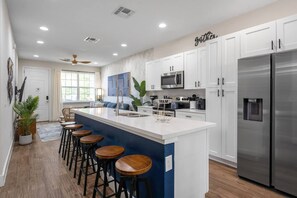 Geladeira, micro-ondas, fogão, cooktop