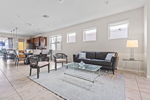 Een televisie en een open haard