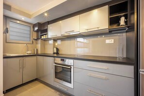 Fridge, oven, stovetop, coffee/tea maker