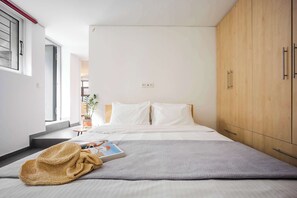 1 dormitori, planxa i posts de planxar, wifi i roba de llit