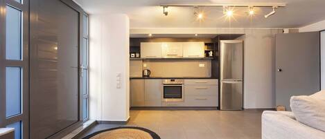 Fridge, oven, stovetop, coffee/tea maker