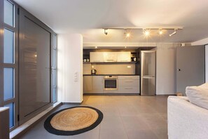 Frigorífic, forn, placa de cuina i cafetera i tetera 